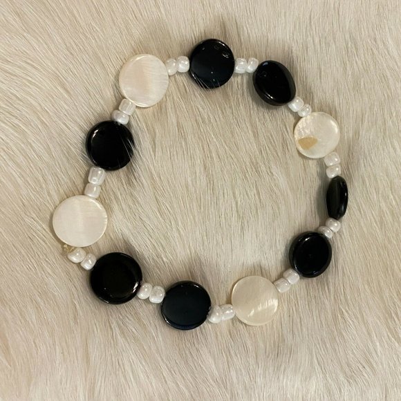 BLack White Mother of Pearl Bead Bracelet Stretch Painted 6652 - Picture 8 of 9